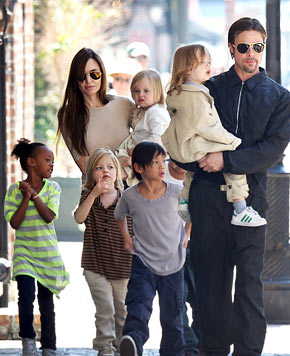 Angelina Jolie and Brad Pitt Cook Thanksgiving Dinner Together!
